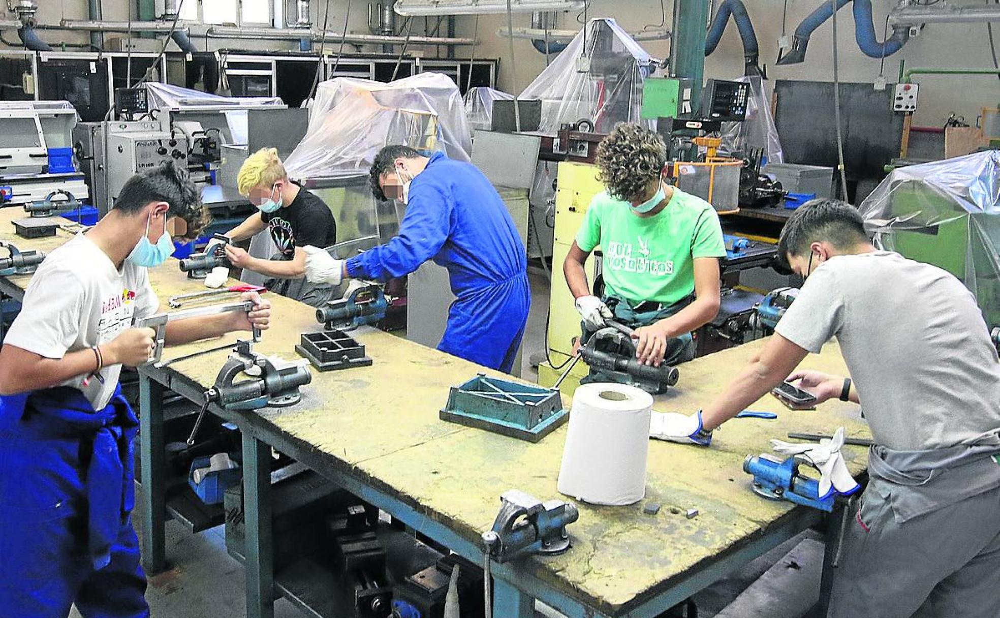 Alumnos de la rama de Transporte y Mantenimiento de Vehículos de La Albuera . 