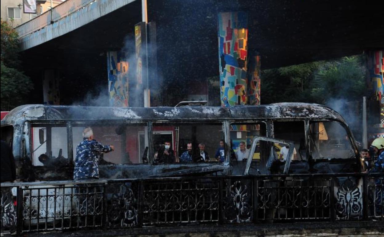 El vehículo alcanzado por las explosiones. 