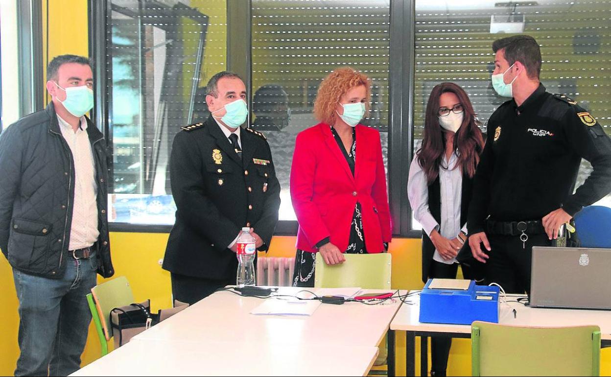 Visita de la subdelegada del Gobierno en Segovia al equipo del DNI Rural desplazado ayer a Cuéllar. 