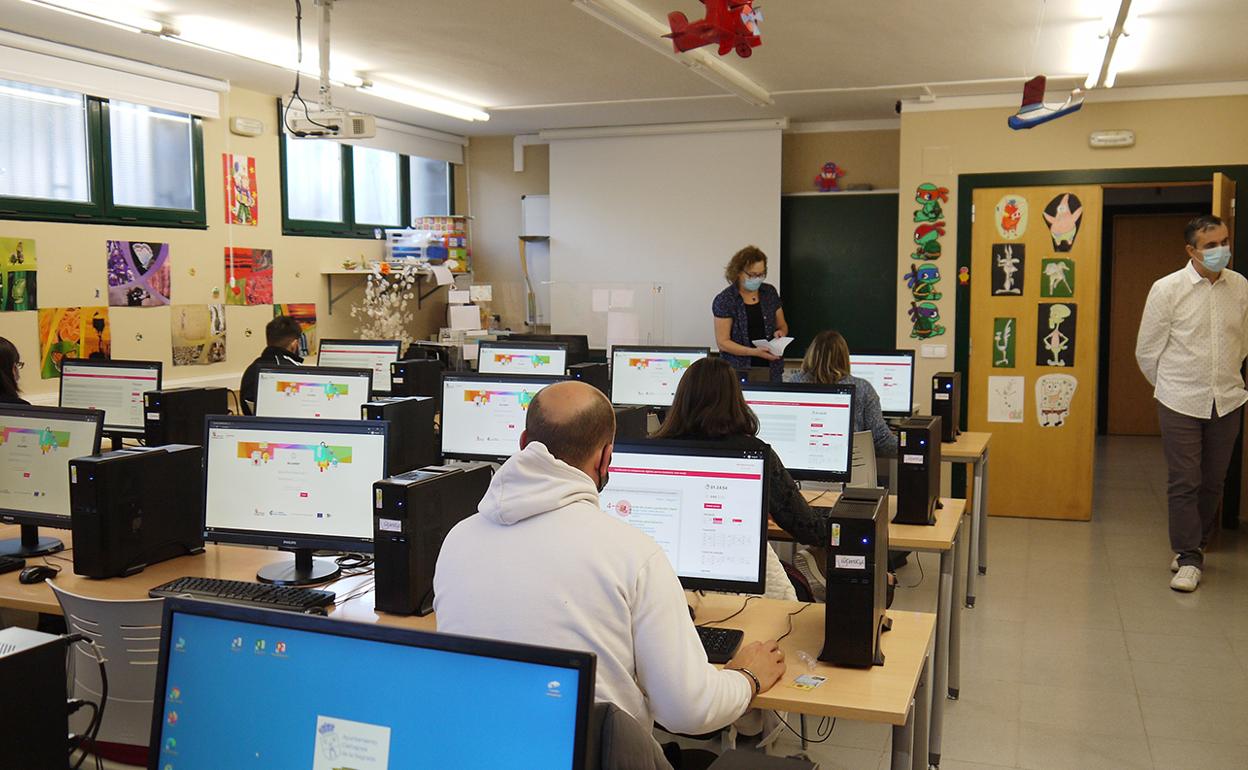 Examen para conseguir el Certificado de Competencias Digitales en Carbajosa. 