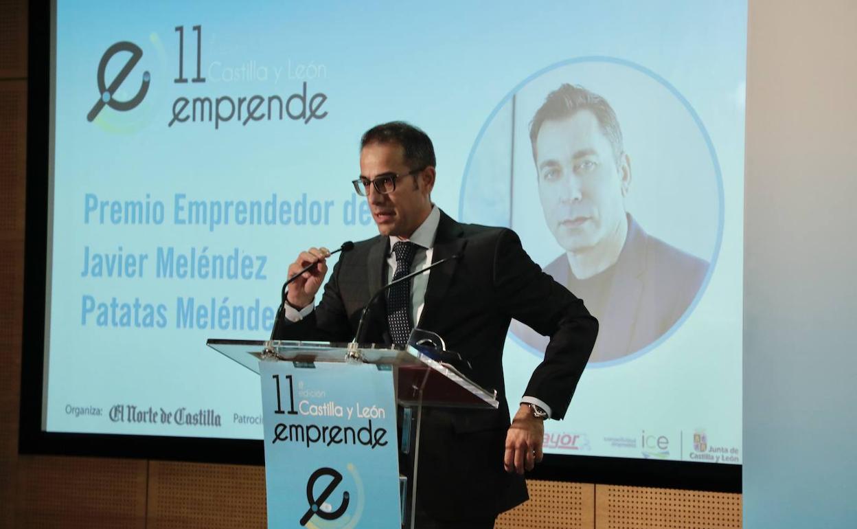 Manuel Coello agradeció el premio en nombre de Javier Meléndez, que aparece detrás en la pantalla. 