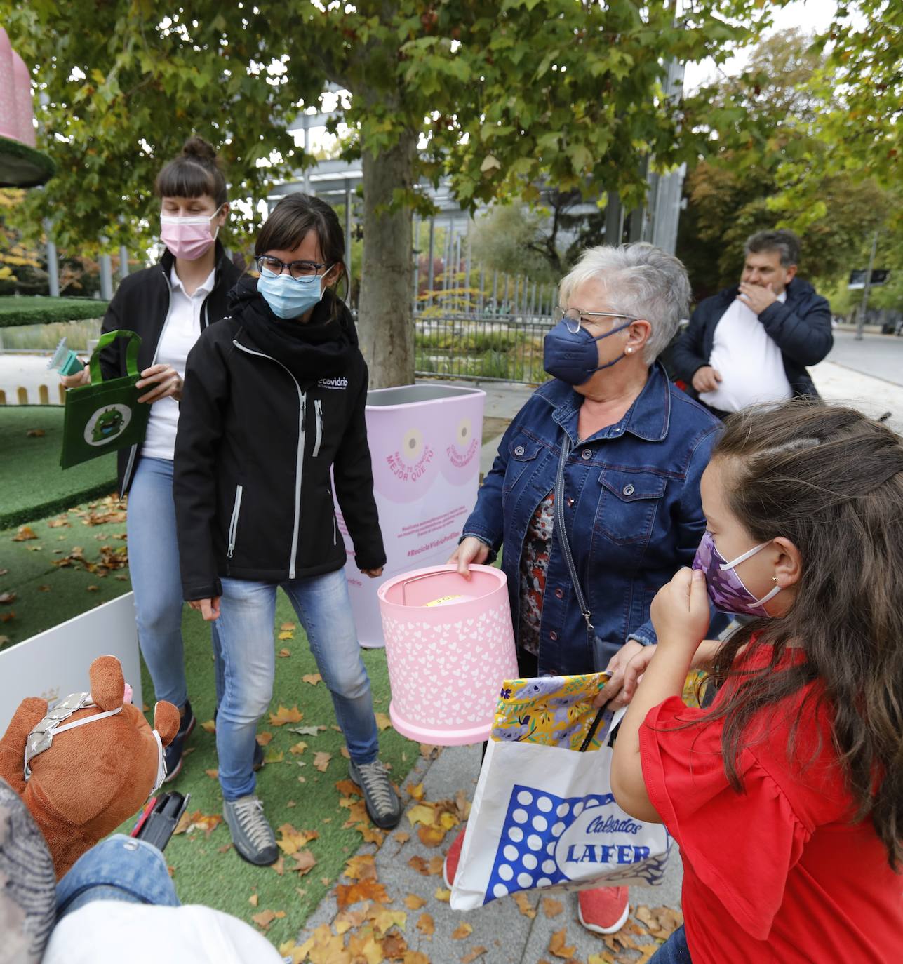 Fotos: Palencia recicla vidrio contra el cáncer de mama
