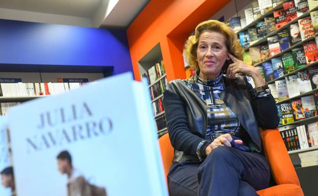 La escritora Julia Navarro, en la librería Oletvm.
