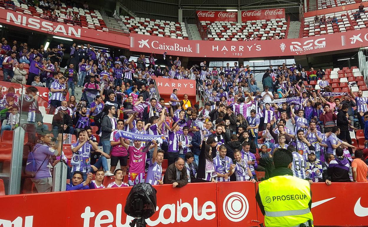 La afición del Real Valladolid en el último desplazamiento a El Molinón