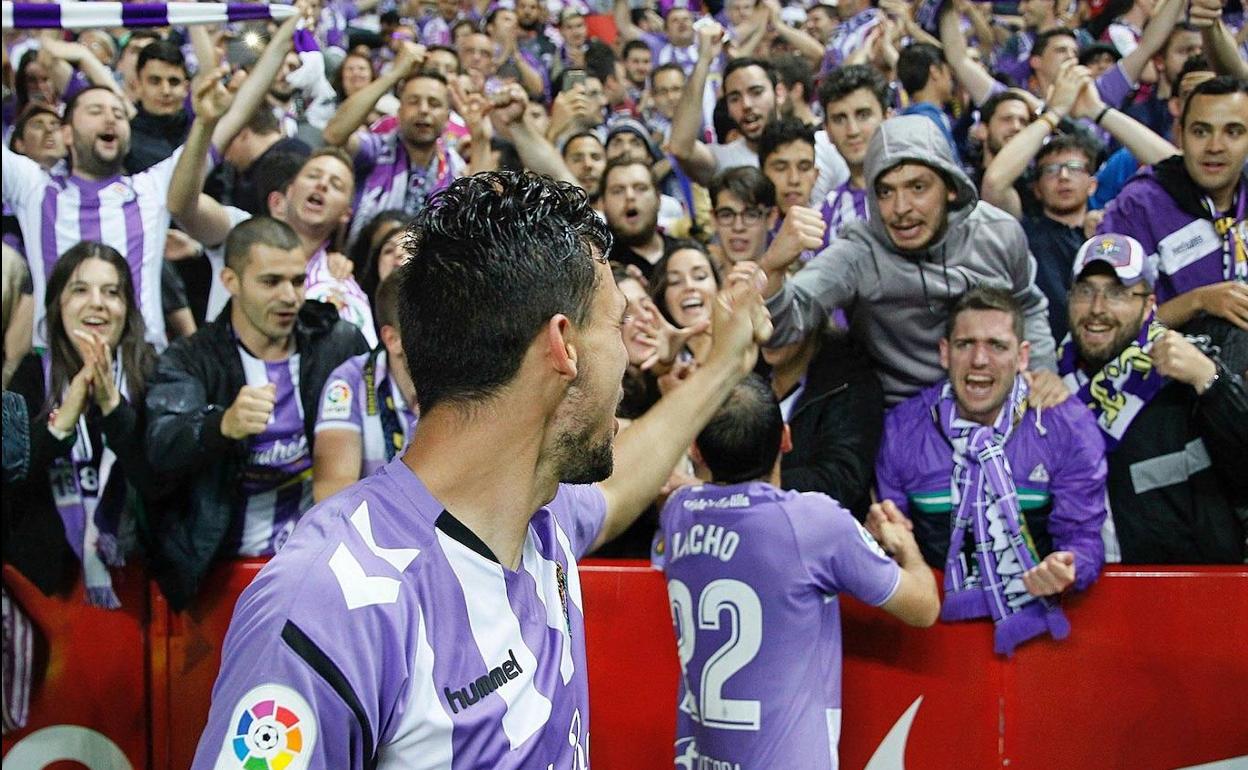 Plano y Nacho celebran con la afición la victoria por 1-2 en El Molinón que certificó la clasficiación para la final del 'play-off' de ascenso al Real Valladolid