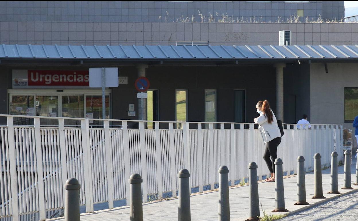 Una mujer apoyada en una barandilla en las inmediaciones del Hospital General de Segovia. 