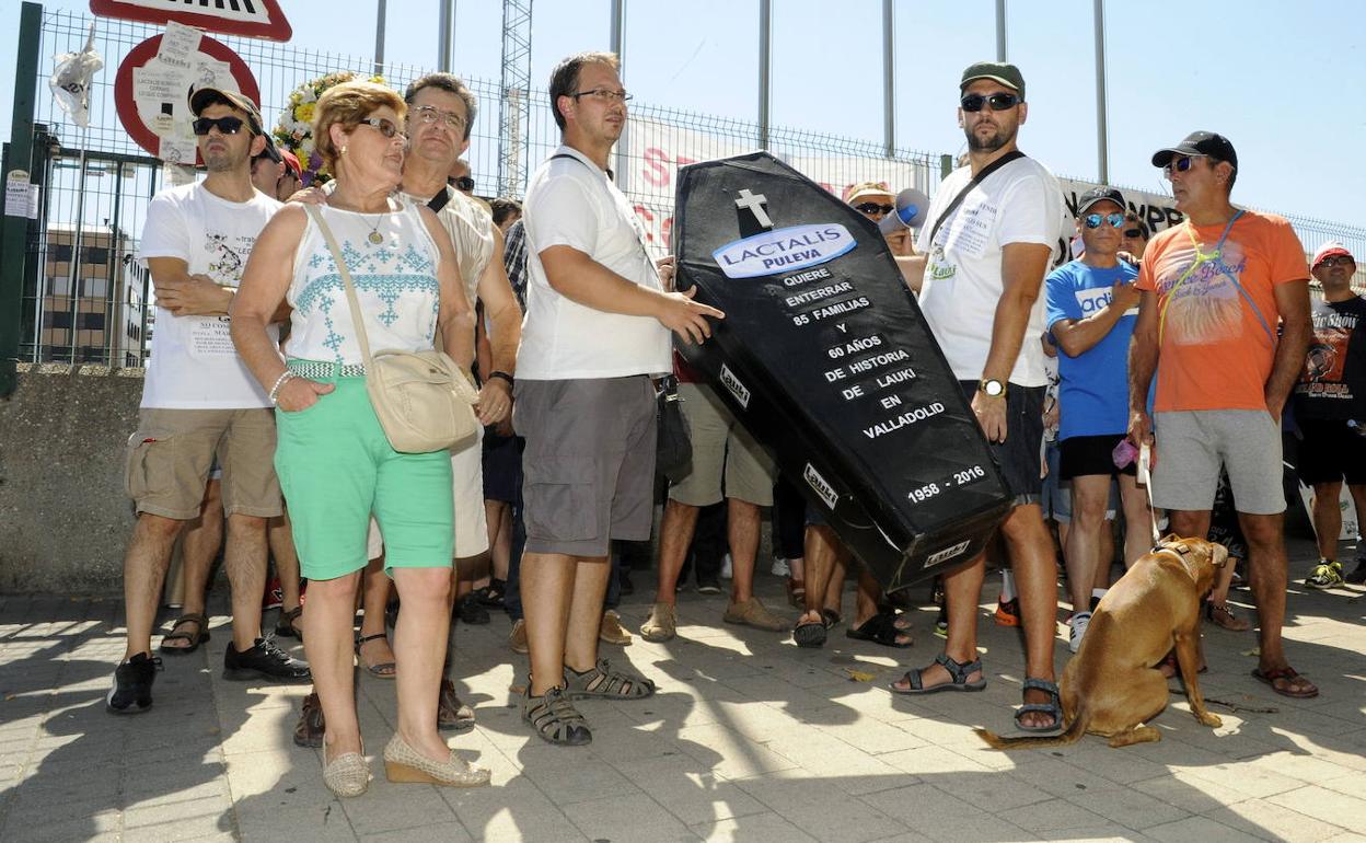 Una de las protestas a las puertas de la plan ta de Lauki en Valladolid. 