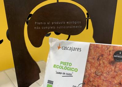 Imagen secundaria 1 - Arriba, Jorge Llorente y Alfonso Jiménez de Cascajares. Abajo el pisto ecológico y los chips de cecina de Cecinas Pablo premiados. 