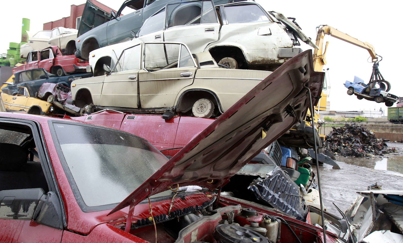 Coches apilados en un desguace.