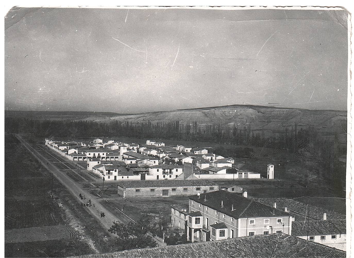 El municipio de La Vid, en los años 50, recién construido para albergar a los nuevos vecinos. 