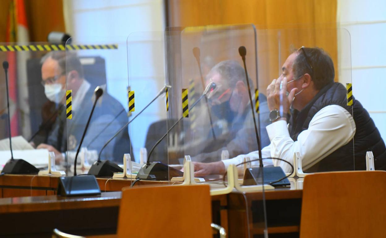 El guardia civil acusado (d) junto a su letrado, escucha los alegatos acusatorios del fiscal. 