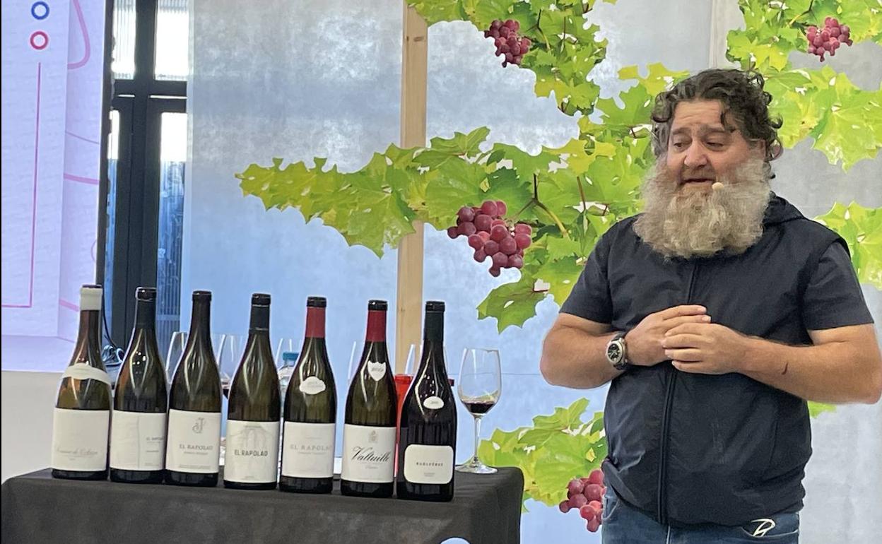 El enólogo berciano Raúl Pérez, durante la cata en Duero Wine de siete vinos elaborados en diferentes parcelas del paraje Rapolao, en el municipio de Valtuille. 
