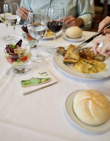 Imagen secundaria 2 - Imágenes en la Ruta del Vino de Rueda. Arriba visita a Menade,; una joven huele el vino de una barrica y una muestra de su gastronomía. 