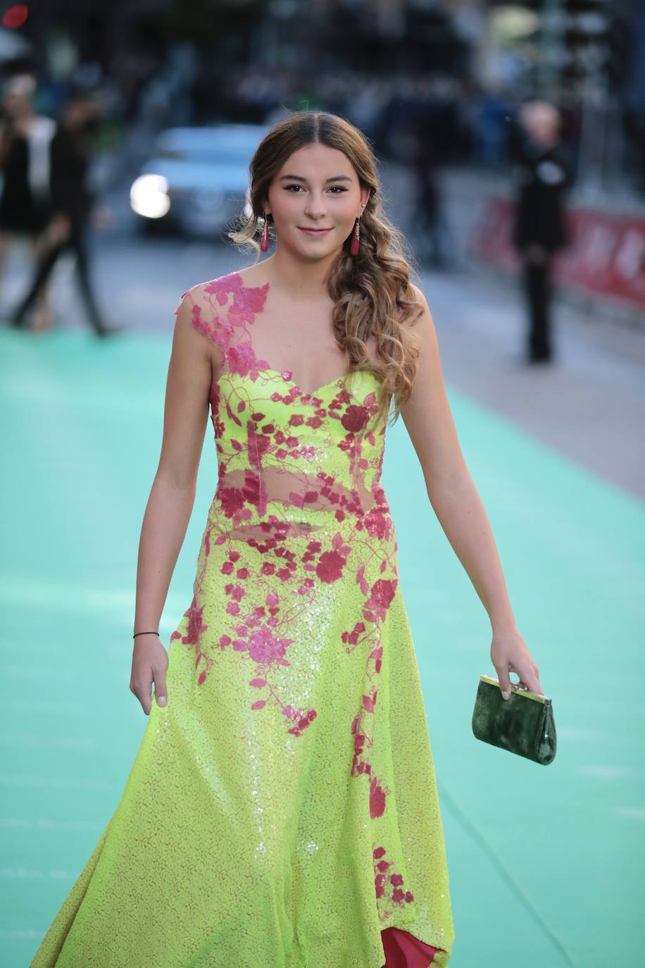 La hija de Óscar Puente, Carmen, con un vestido de César González de las Eras.