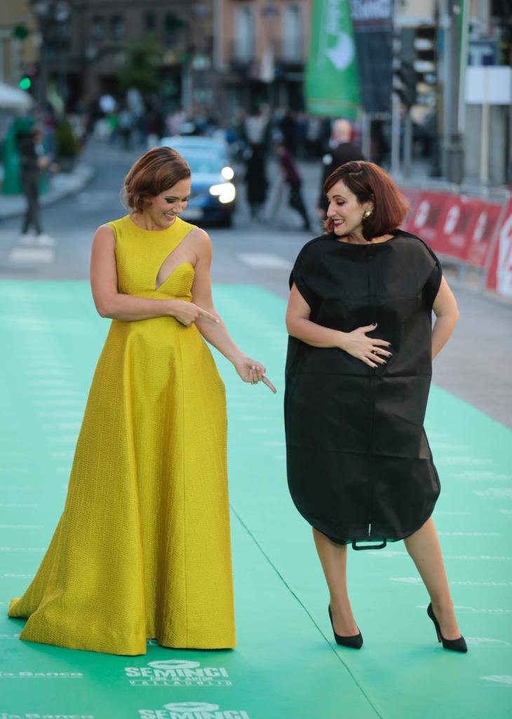 Las presentadoras, Eva Marciel, con joyas de Kiko Contreras y Ana Morgade, que acudió con un portatrajes.