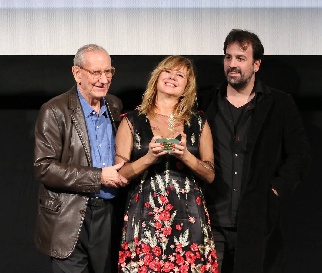 2017. Emma Suárez, recibe la Espiga de Honor, entre Jaime Chávarri e Isaki Lacuesta.