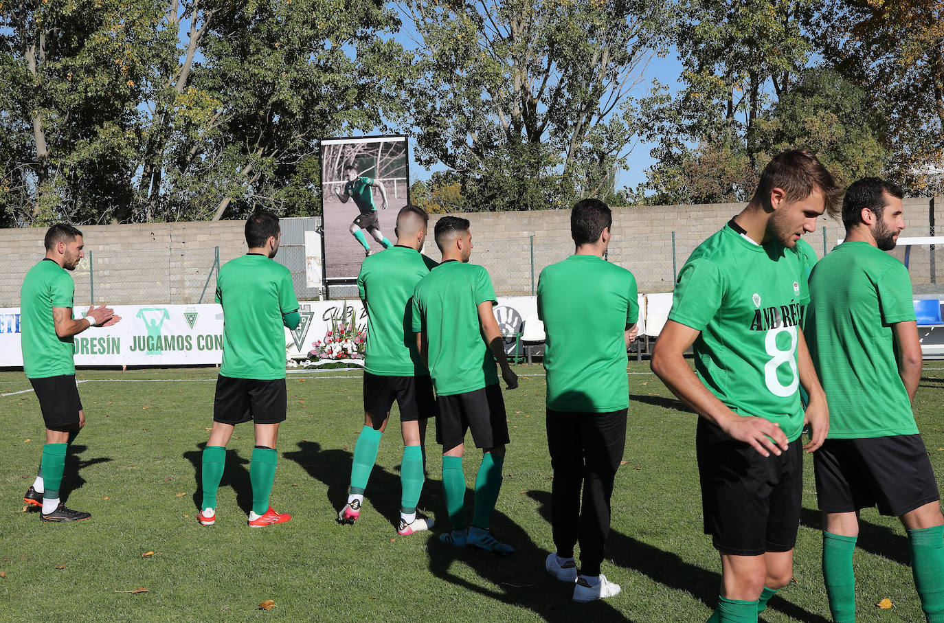 El partido ante el Villarcayo se detuvo en el minuto 8, dorsal del fallecido, en su memoria.