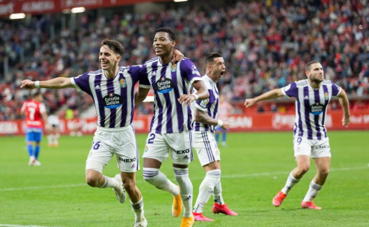 Aguado y Gonzalo Plata, los dos goleadores, celebran el segundo tanto blanquivoleta con Sergio León y Weissman en segundo plano.
