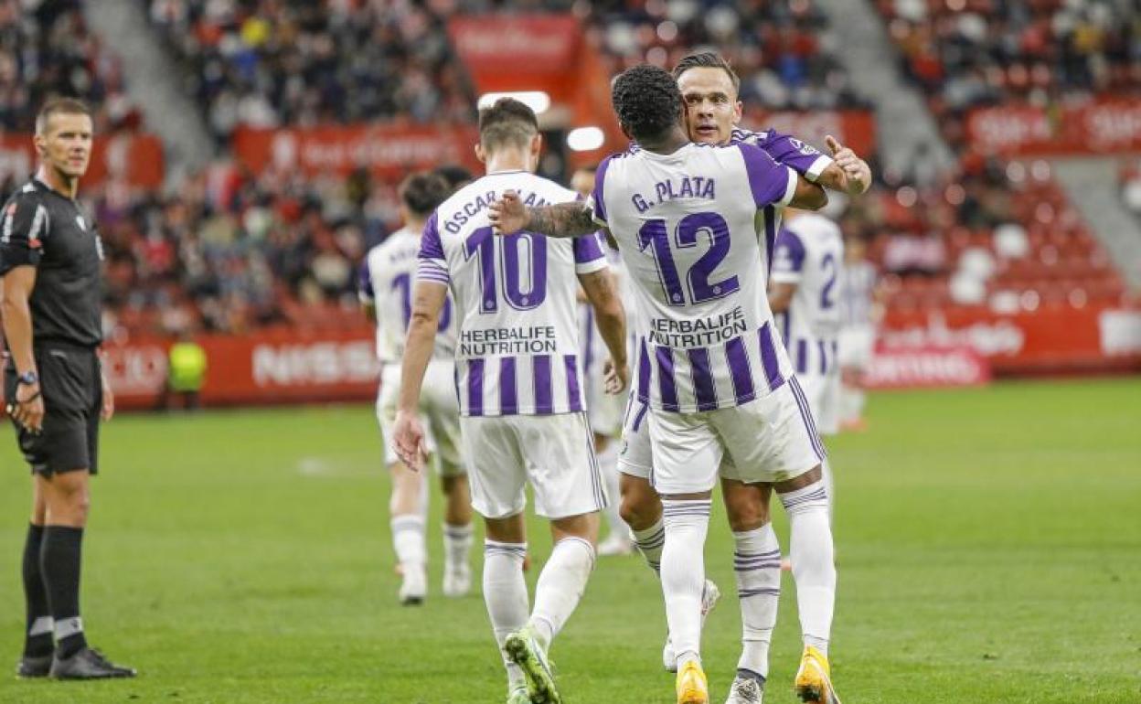 Pulido Santana observa la celebración de los jugadores del Real Valladolid