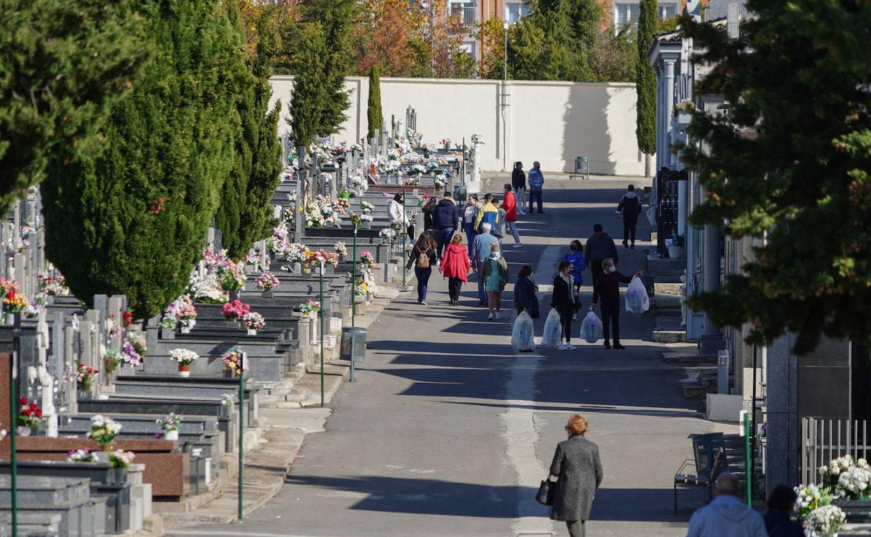 Varias personas en el cementerio de Salamanca