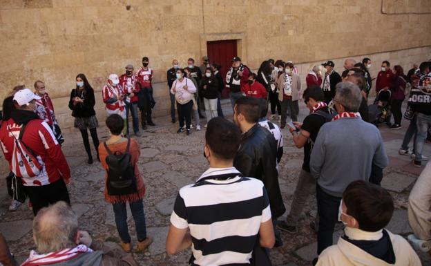 Imagen principal - Ruta turística y gastronómica entre las aficiones de Unionistas y SD Logroñés para abrir la fiesta del fútbol popular