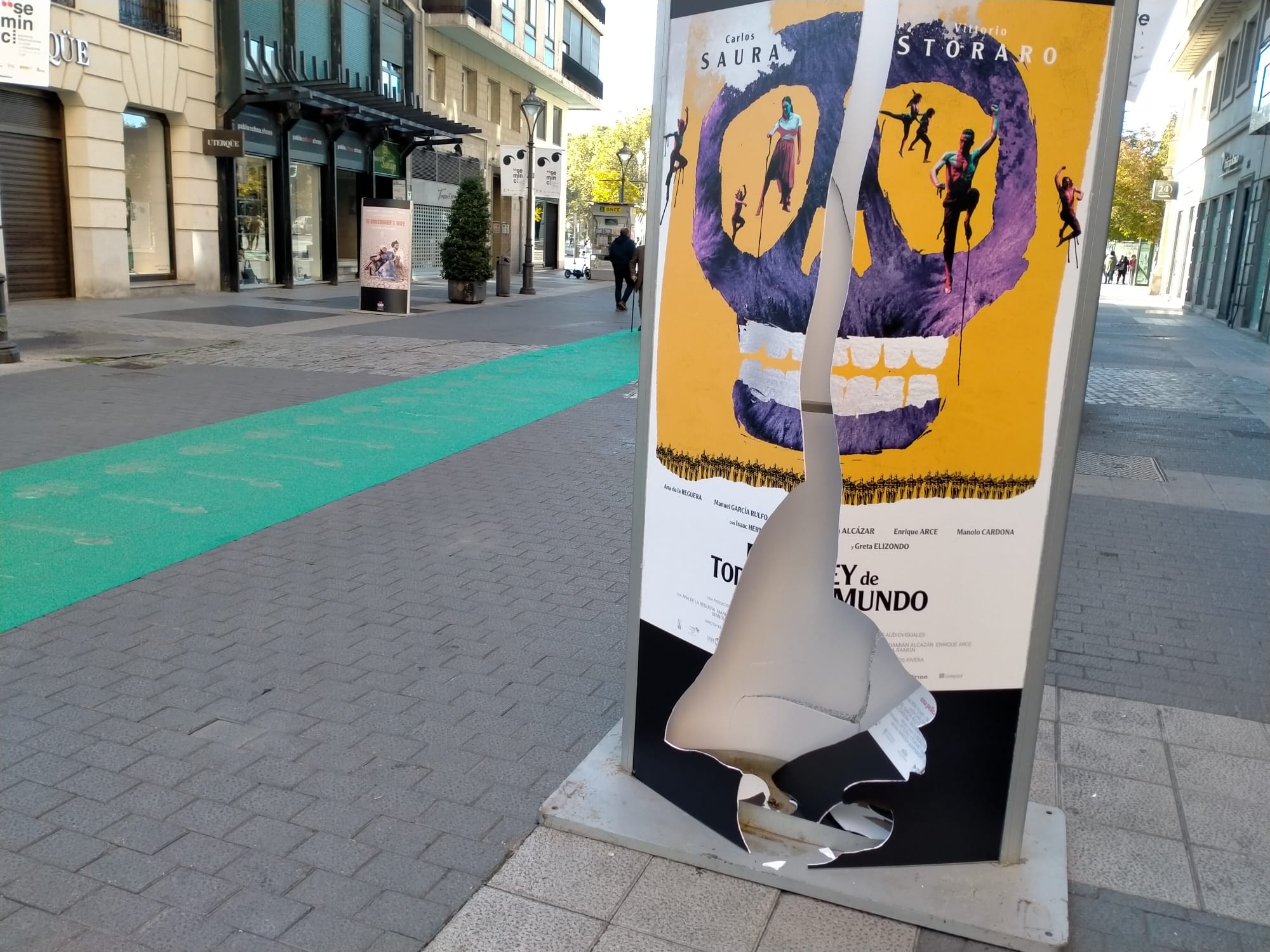 Fotos: Destrozan los carteles de la Seminci en Valladolid