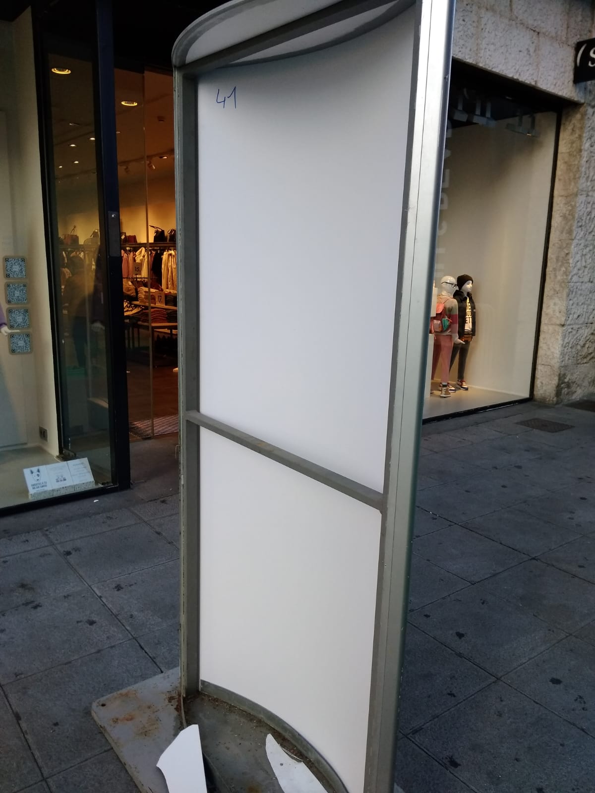 Fotos: Destrozan los carteles de la Seminci en Valladolid