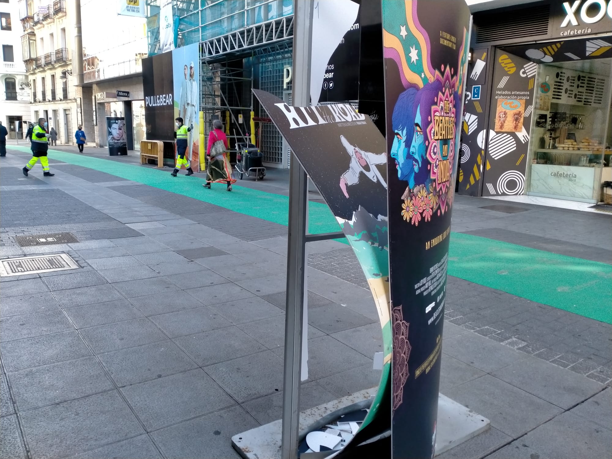 Fotos: Destrozan los carteles de la Seminci en Valladolid