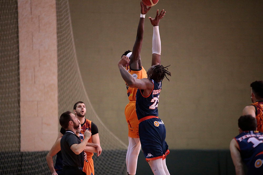 Festival desde el triple de Aquimisa para sumar su primer triunfo liguero ante un descendido de LEB Oro (91-75)