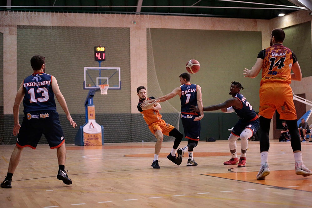 Festival desde el triple de Aquimisa para sumar su primer triunfo liguero ante un descendido de LEB Oro (91-75)