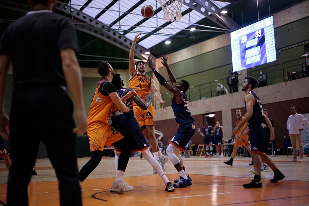 Festival desde el triple de Aquimisa para sumar su primer triunfo liguero ante un descendido de LEB Oro (91-75)