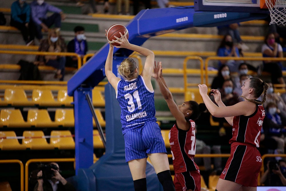 El CB Avenida sufre ante el Casademont Zaragoza para alcanzar el quinto triunfo (69-59)