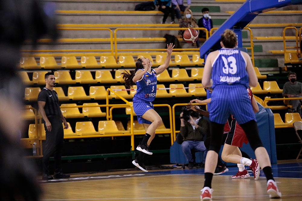 El CB Avenida sufre ante el Casademont Zaragoza para alcanzar el quinto triunfo (69-59)