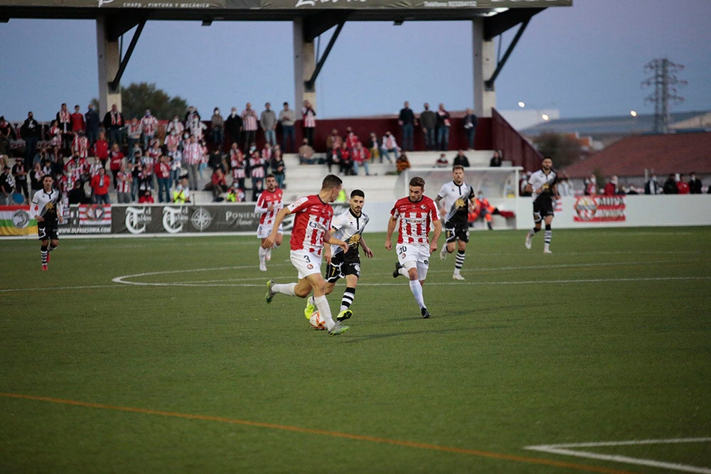 Trepidante oda al balón en la fiesta del fútbol popular entre Unionistas y la SD Logroñés (3-3)