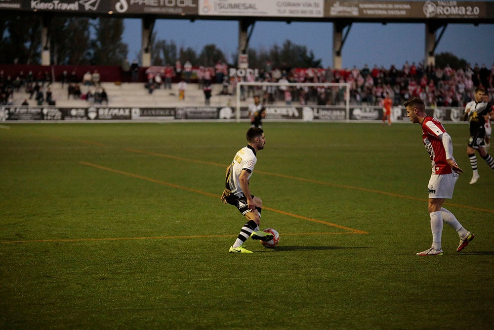 Trepidante oda al balón en la fiesta del fútbol popular entre Unionistas y la SD Logroñés (3-3)