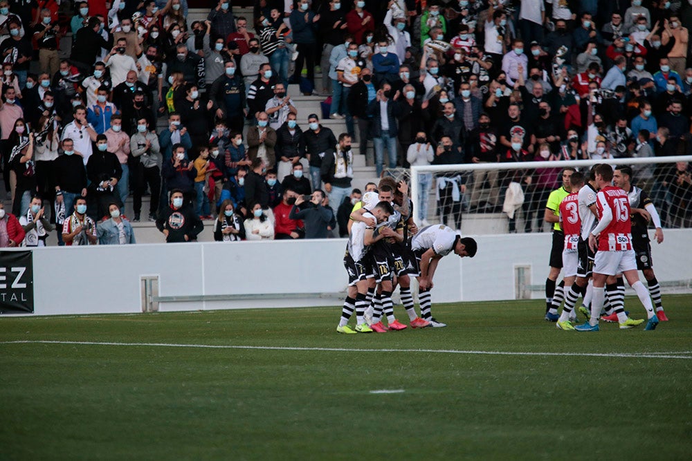 Trepidante oda al balón en la fiesta del fútbol popular entre Unionistas y la SD Logroñés (3-3)