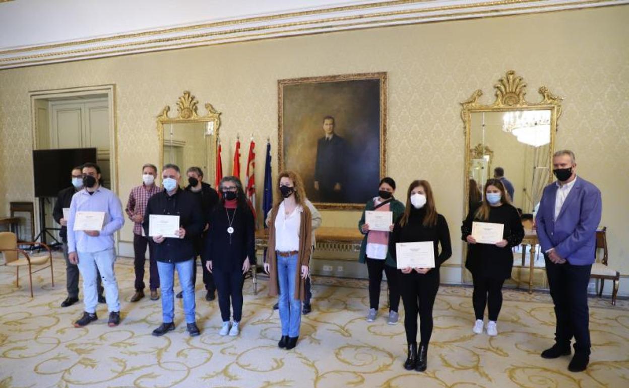 Acto de entrega de diplomas de unos cursos previso del CEFOL.