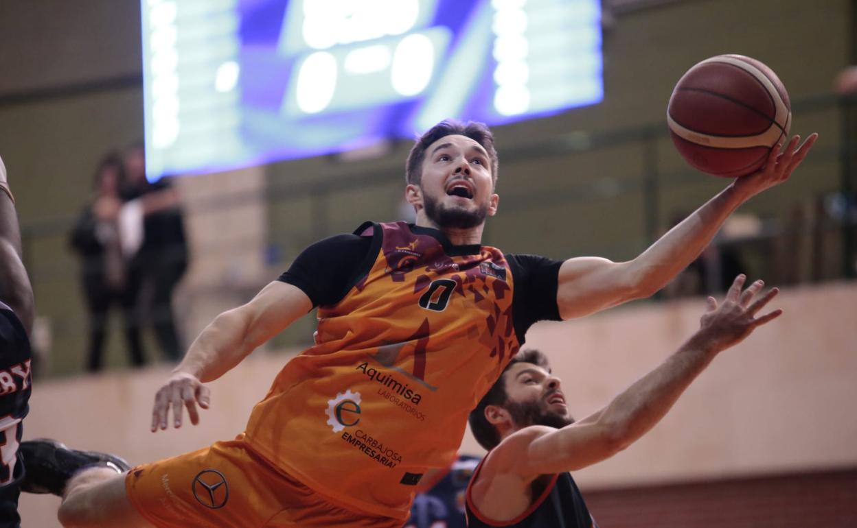 Harrison Cleary realiza un acrobático lanzamiento. 