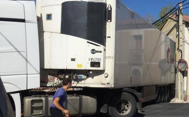 Camión encajonado en la calle de Chañe donde el giro es casi imposible.