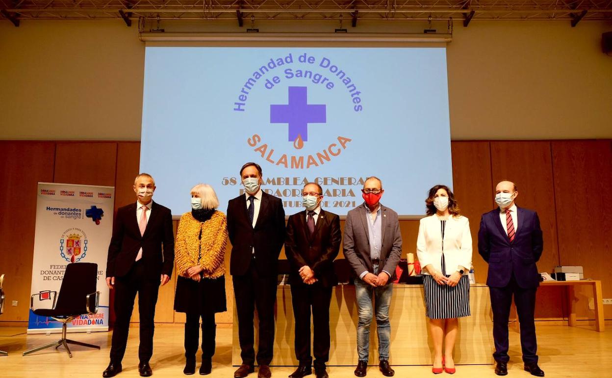 Ricardo Rivero, Eva Picado y Varlos García Carbajo, junto a representantes de la Hermandad. 