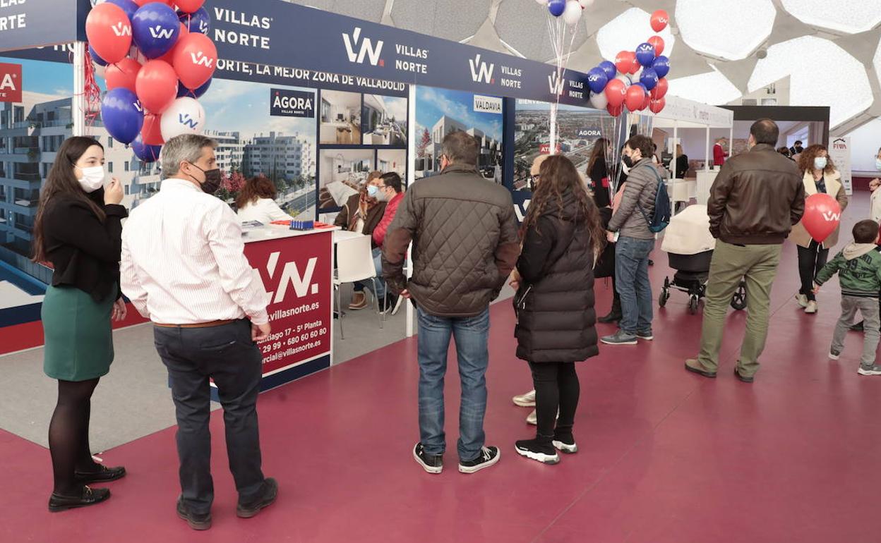 Familias haciendo cola ante un expositor ayer, en la Feria Inmobiliaria de Valladolid.