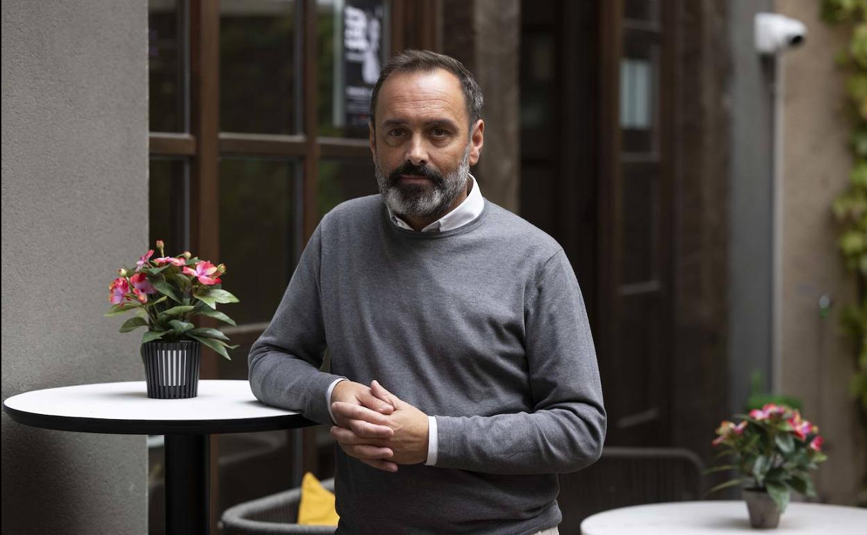 Francisco Posada, director del hotel Coloquio, en la Plaza de la Universidad. 