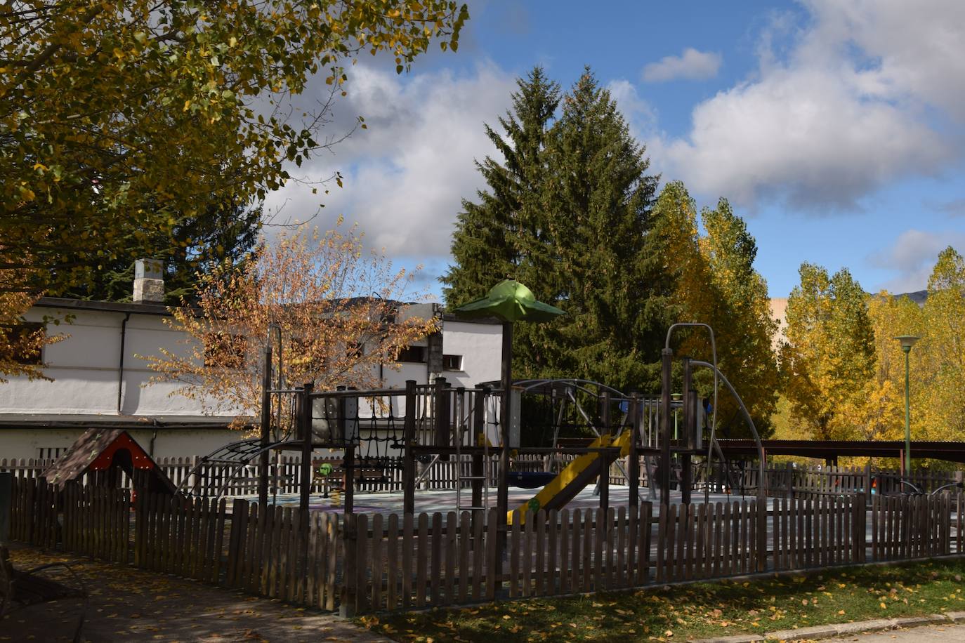 Fotos: Preparan la voladura de la torre de refrigeración de la Térmica de Velilla