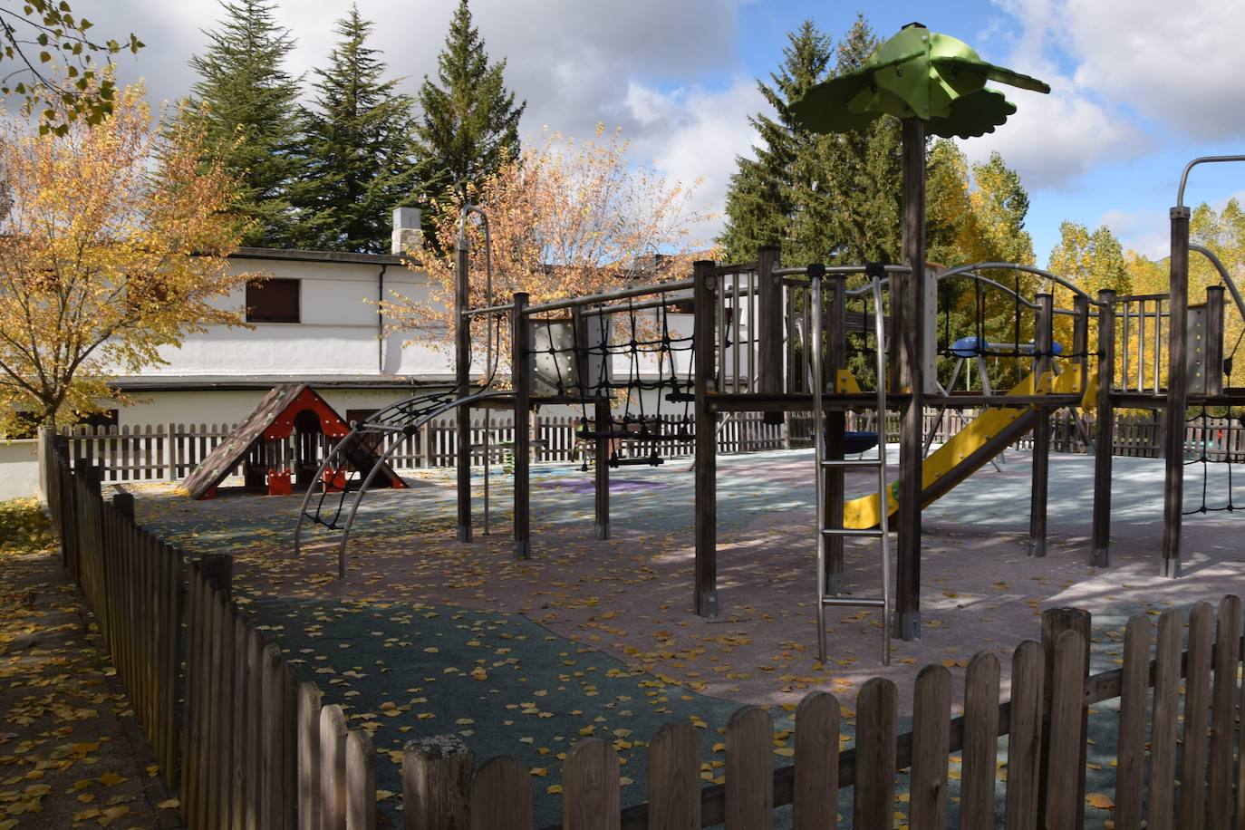 Fotos: Preparan la voladura de la torre de refrigeración de la Térmica de Velilla