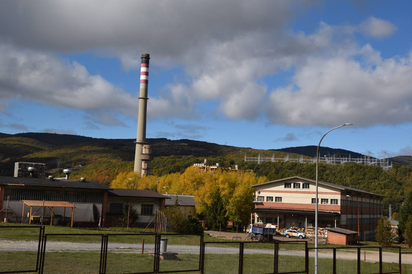 Fotos: Preparan la voladura de la torre de refrigeración de la Térmica de Velilla