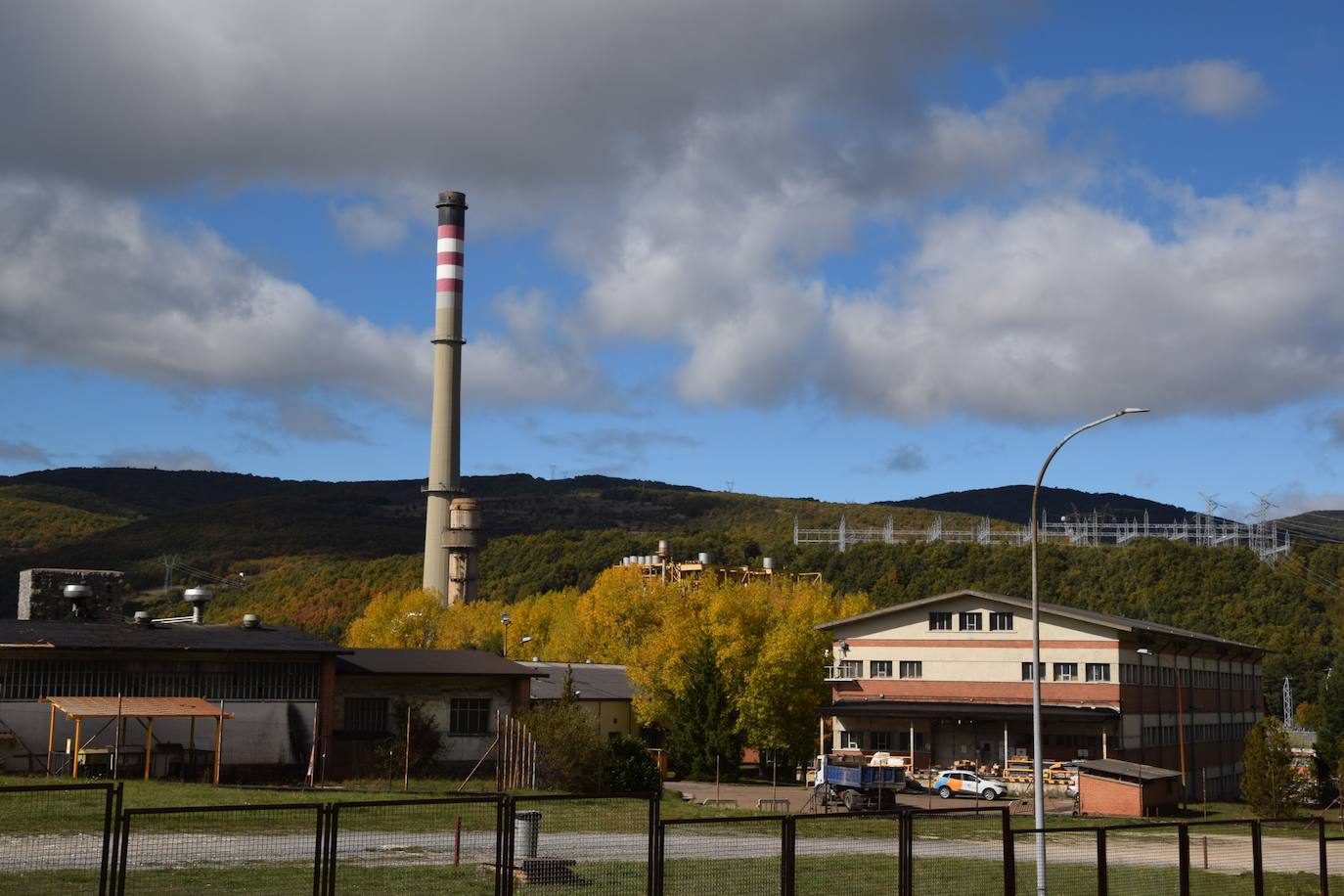 Fotos: Preparan la voladura de la torre de refrigeración de la Térmica de Velilla