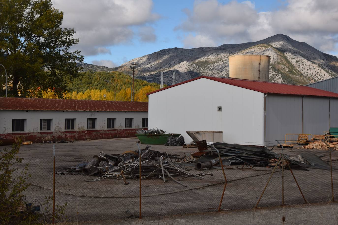 Fotos: Preparan la voladura de la torre de refrigeración de la Térmica de Velilla