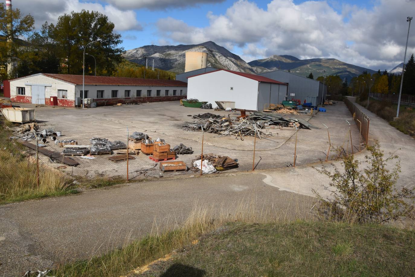 Fotos: Preparan la voladura de la torre de refrigeración de la Térmica de Velilla