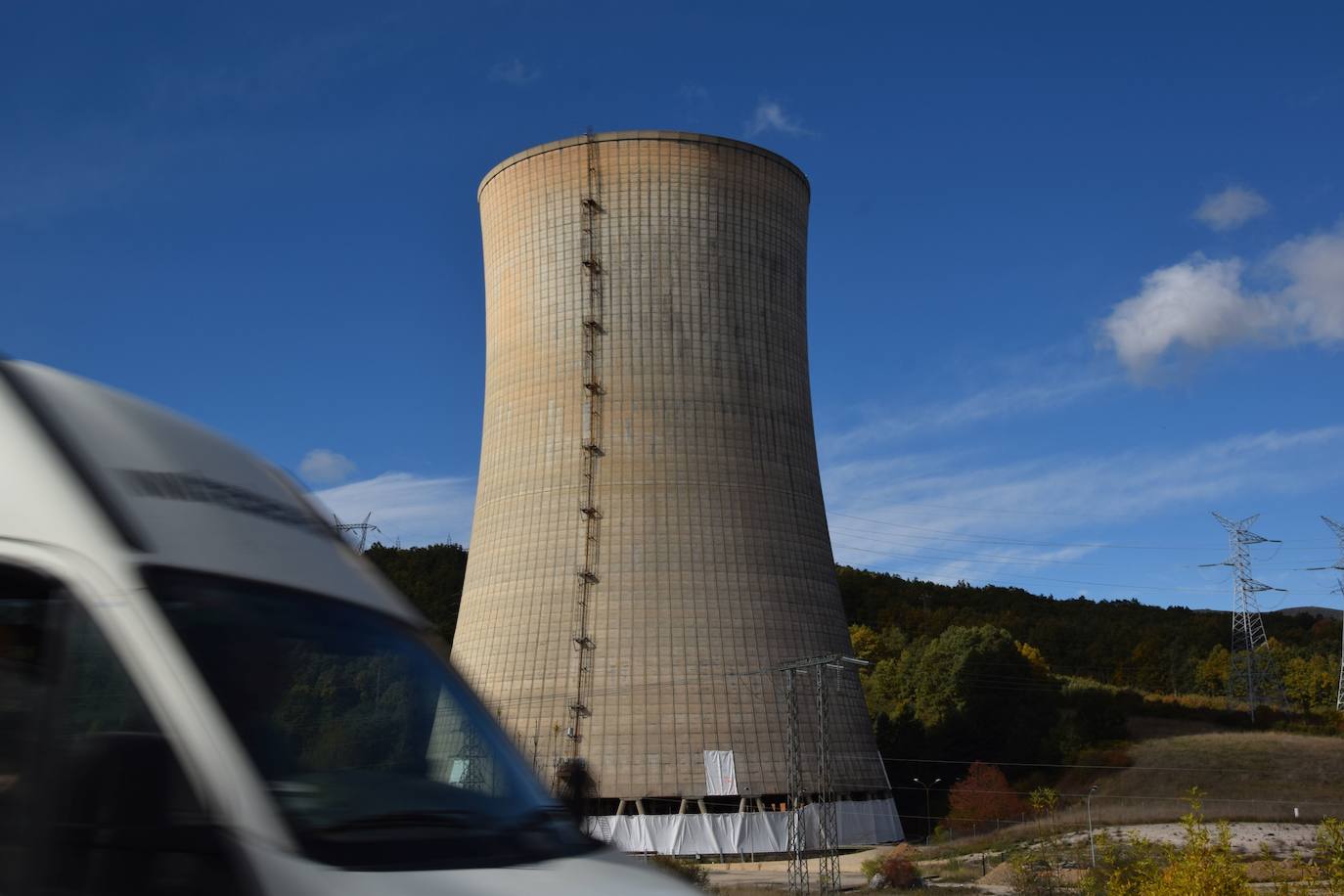Fotos: Preparan la voladura de la torre de refrigeración de la Térmica de Velilla
