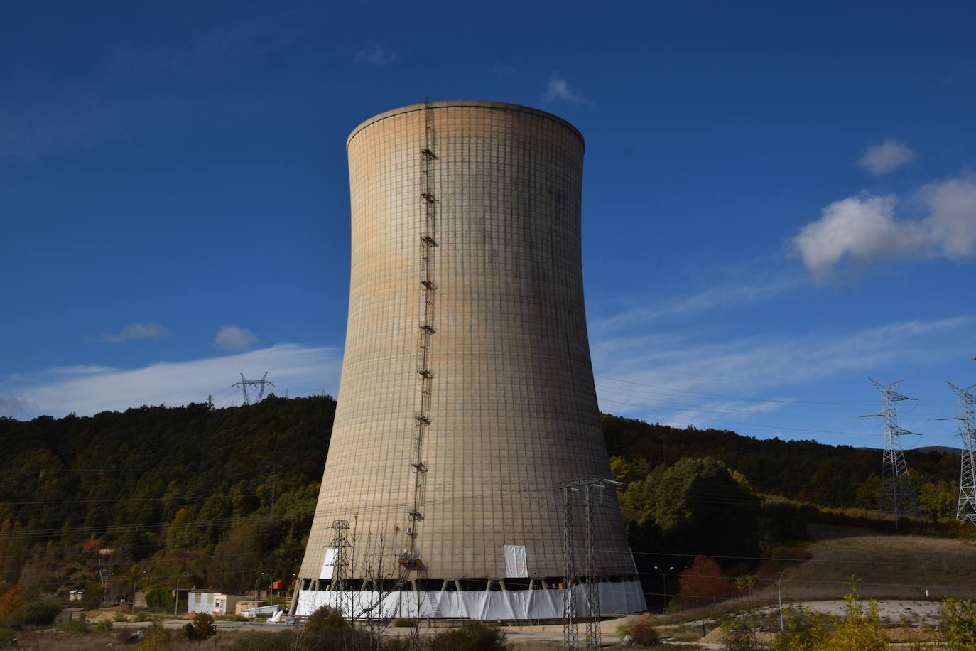 Fotos: Preparan la voladura de la torre de refrigeración de la Térmica de Velilla